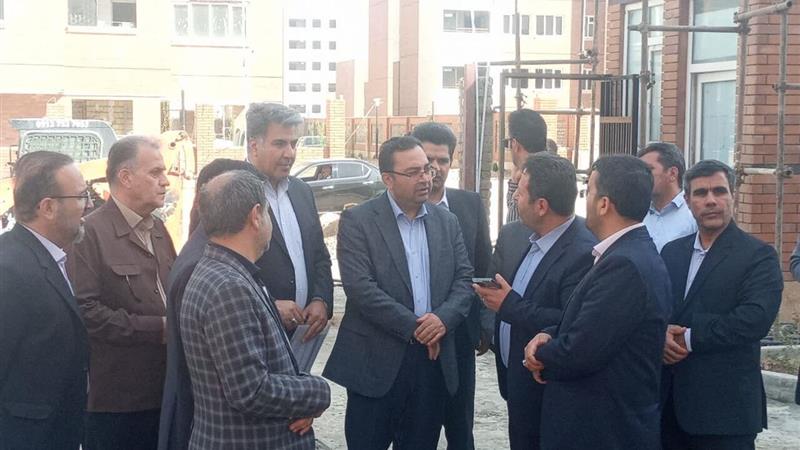 معاون وزیر راه و شهرسازی از طرحهای نهضت ملی مسکن قم بازدید کرد