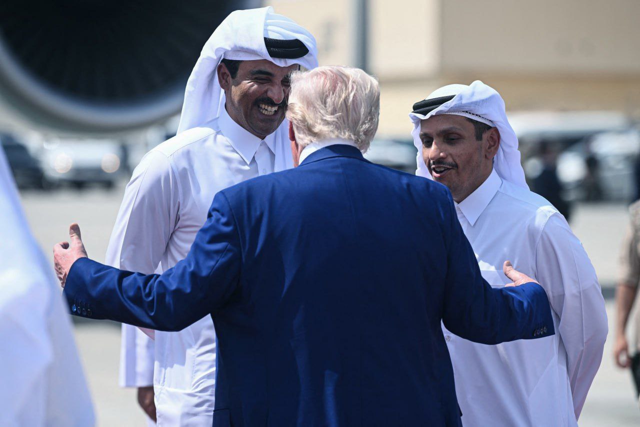 امیر قطر در حال بدرقه ترامپ در فرودگاه دوحه