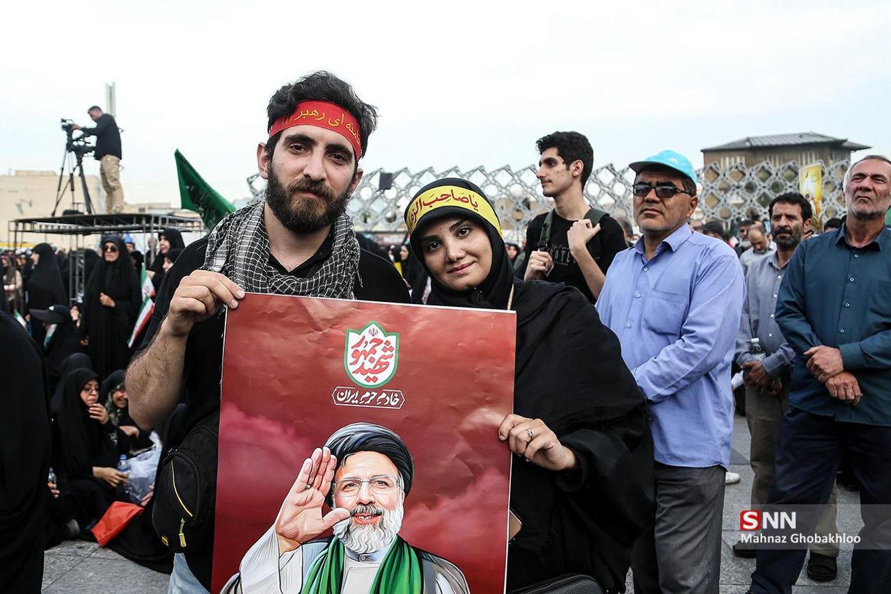 عکس/ آیین گرامیداشت آیت‌الله شهید رئیسی و همراهانش در میدان آیینی امام حسین (ع)