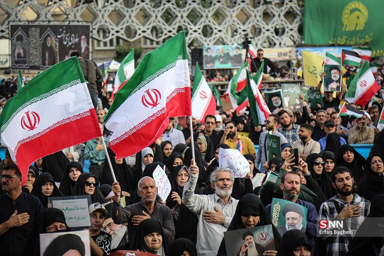 عکس/ آیین گرامیداشت آیت‌الله شهید رئیسی و همراهانش در میدان آیینی امام حسین (ع)