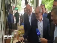  خوش‌وبش پزشکیان با کسبه بازار کرمانشاه