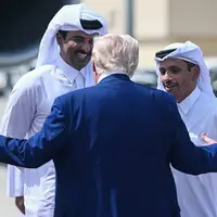 امیر قطر در حال بدرقه ترامپ در فرودگاه دوحه