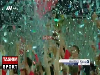 لحظه بالا بردن جام قهرمانی لیگ برتر توسط شجاع خلیل زده و بازیکنان تراکتور