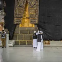 لباس احرام بر تن کعبه