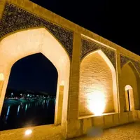 ویدئویی پربازدید از روزنامه‌نگار مشهور آمریکایی در پل‌ خواجوی اصفهان