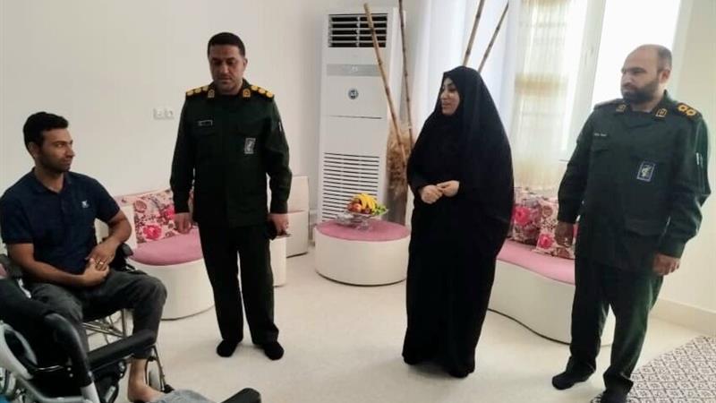 سپاه دیر ۵ ویلچر برقی به معلولان اهدا کرد