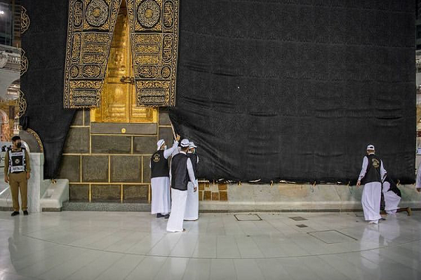 لباس احرام بر تن کعبه