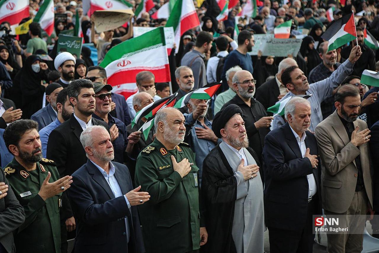 عکس/ آیین گرامیداشت آیت‌الله شهید رئیسی و همراهانش در میدان آیینی امام حسین (ع)