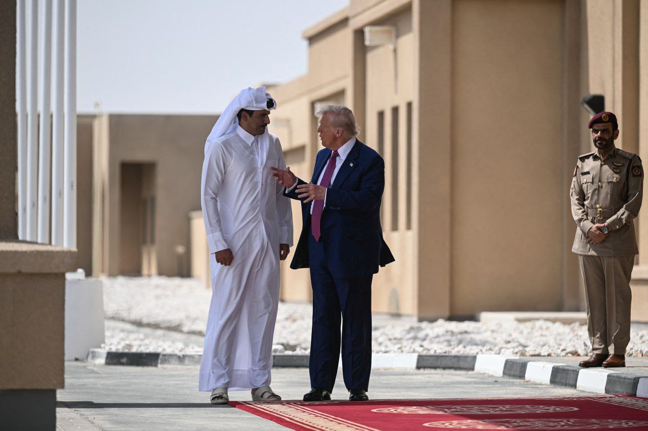 امیر قطر در حال بدرقه ترامپ در فرودگاه دوحه