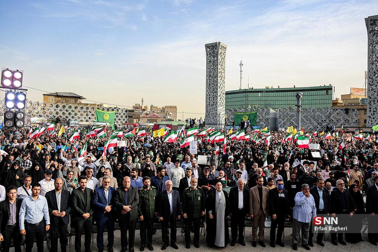 عکس/ آیین گرامیداشت آیت‌الله شهید رئیسی و همراهانش در میدان آیینی امام حسین (ع)