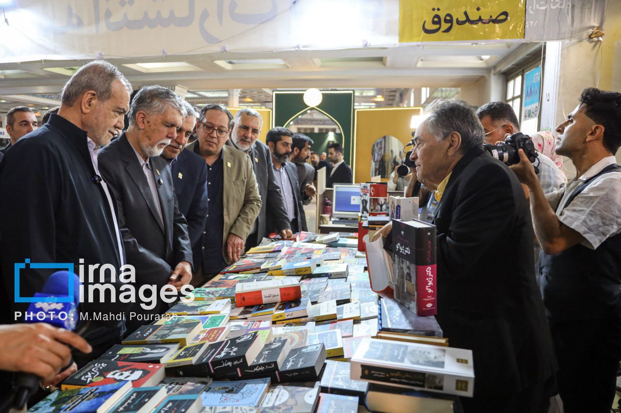 عکس/ بازدید رئیس جمهور از نمایشگاه کتاب
