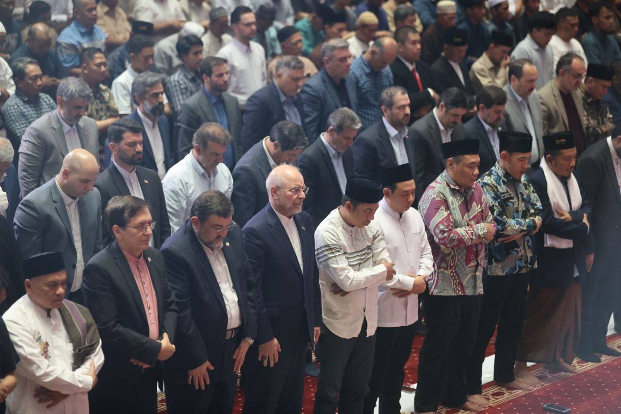 عکس/ حضور قالیباف در نمازجمعهٔ مسجد استقلال جاکارتا