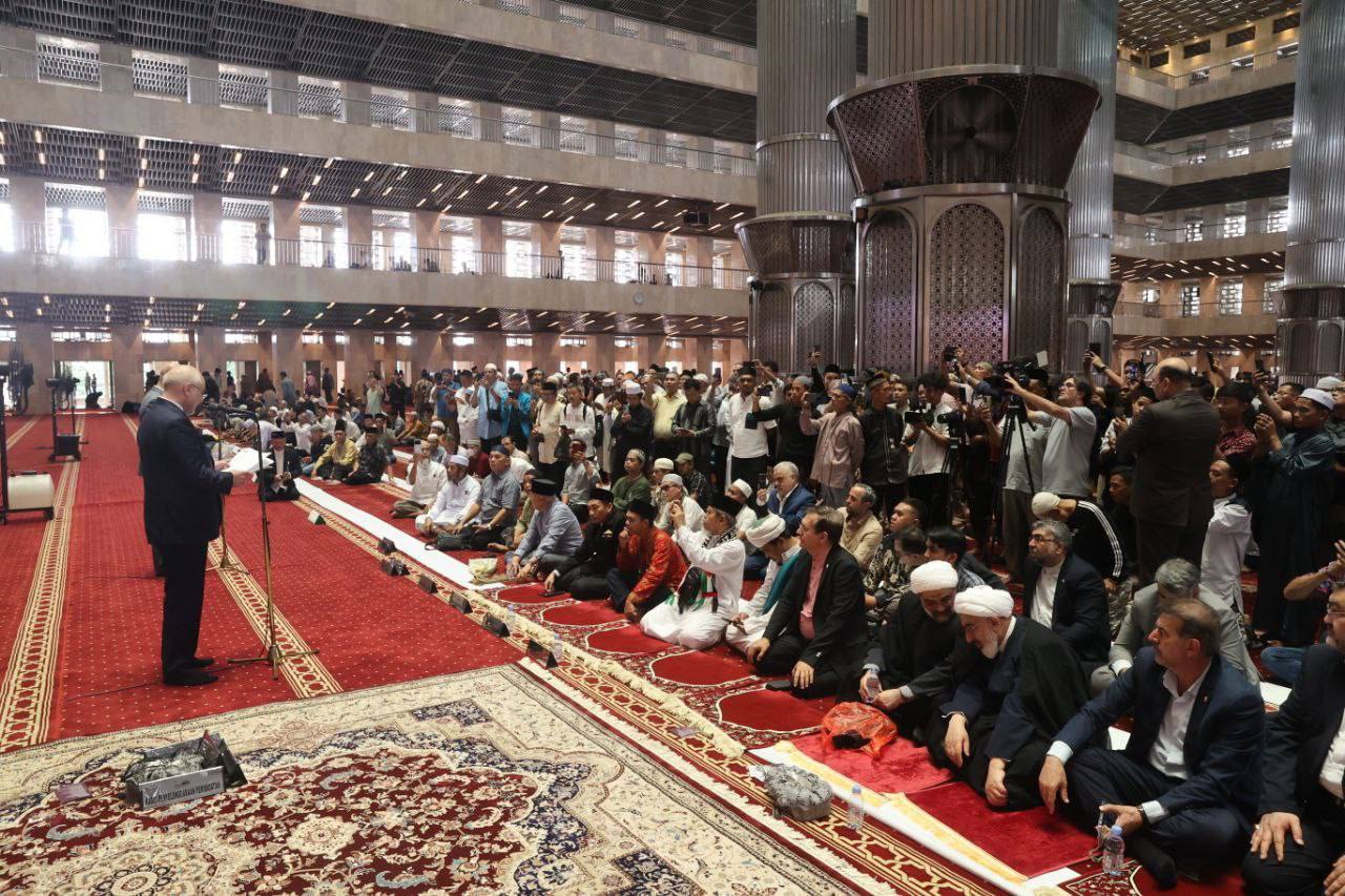 عکس/ حضور قالیباف در نمازجمعهٔ مسجد استقلال جاکارتا