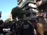برخورد شدید پلیس اسپانیا با هواداری که قصد نزدیک شدن به اتوبوس قهرمانی بارسلونا را داشت