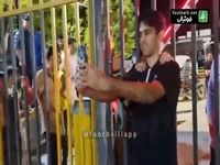 عکس یادگاری محمدحسین اسلامی با هوادار استقلال بعد از بازی با سپاهان