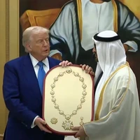 عکس/ گردنبند طلا، هدیه امیر امارات به رئیس جمهور آمریکا