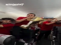 جشن بازیکنان تراکتور با جام قهرمانی در مسیر بازگشت از اهواز
