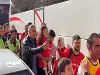 عکس یادگاری هوادارن با بازیکنان تراکتور