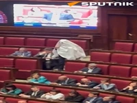 نماینده ایتالیایی با لباس شبح وارد پارلمان شد!