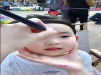 شکوفه بهاری زیبا روی صورت دختر کوچولو