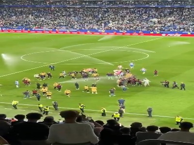 آب‌پاش‌های استادیوم اسپانیول بلافاصله پس از سوت پایان بازی فعال شد تا بازیکنان بارسلونا جشن قهرمانی نگیرند