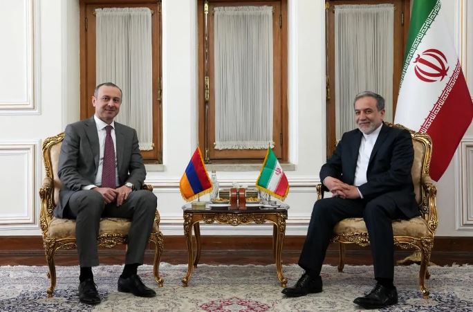 دیدار دبیر شورای امنیت ملی ارمنستان با عراقچی