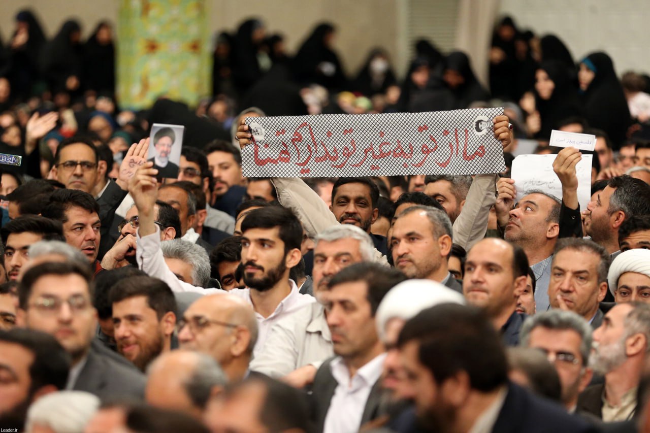 عکس/ تصاویری از حاشیه‌‌های دیدار فرهنگیان با رهبر انقلاب