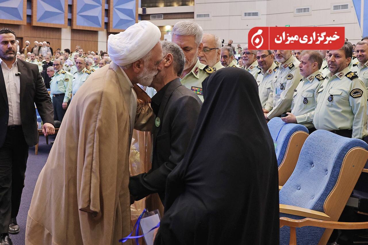 عکس/ بوسه رئیس قوه قضاییه به دست فرزند شهید مدافع امنیت