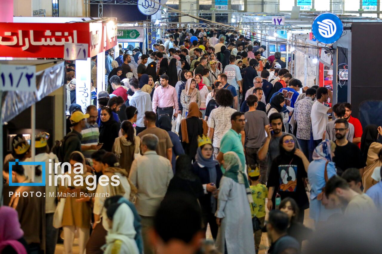 جمعه پرکار نمایشگاه کتاب؛ بازار داغ جشن امضاها و رونمایی از کتاب‌ها