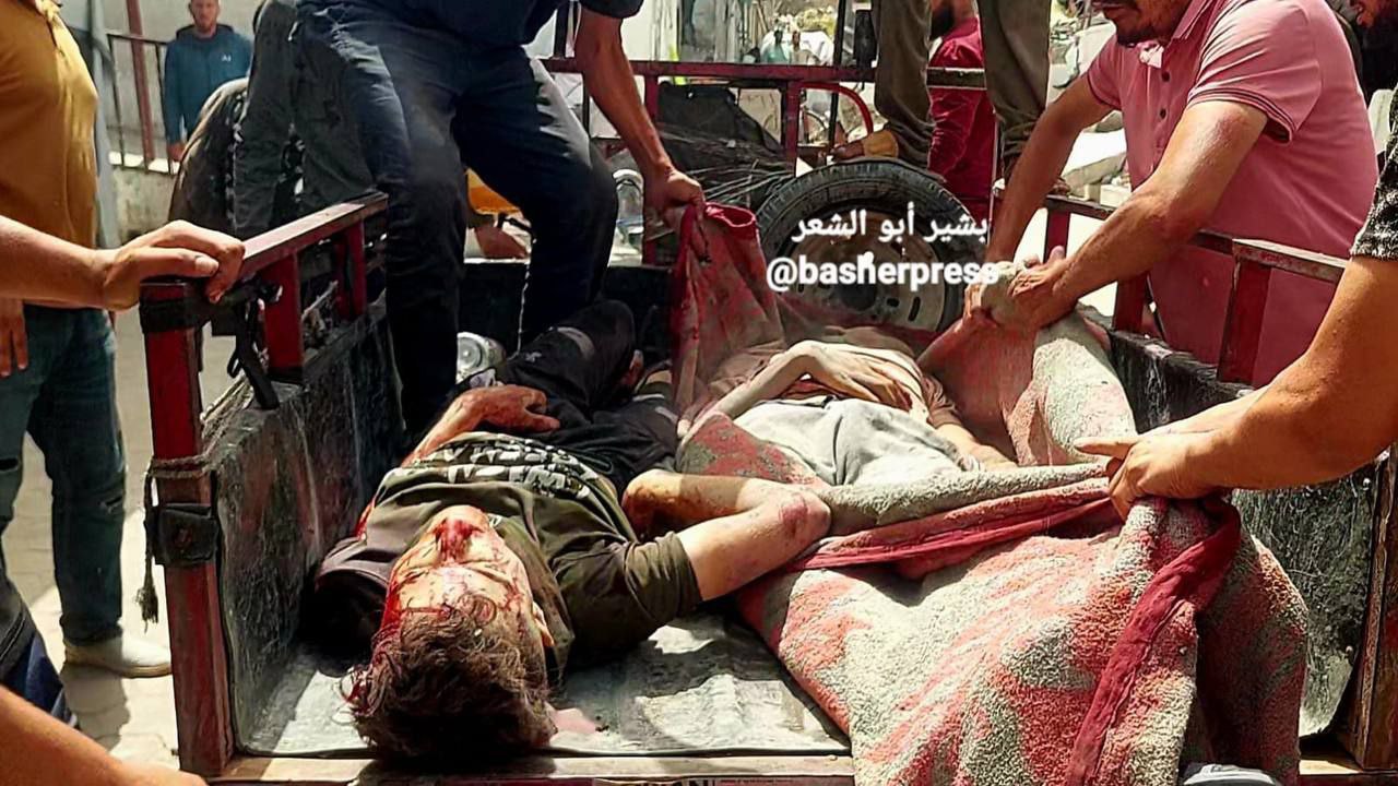 عکس/ شهادت دو جوان فلسطینی در غزه حین جستجوی غذا
