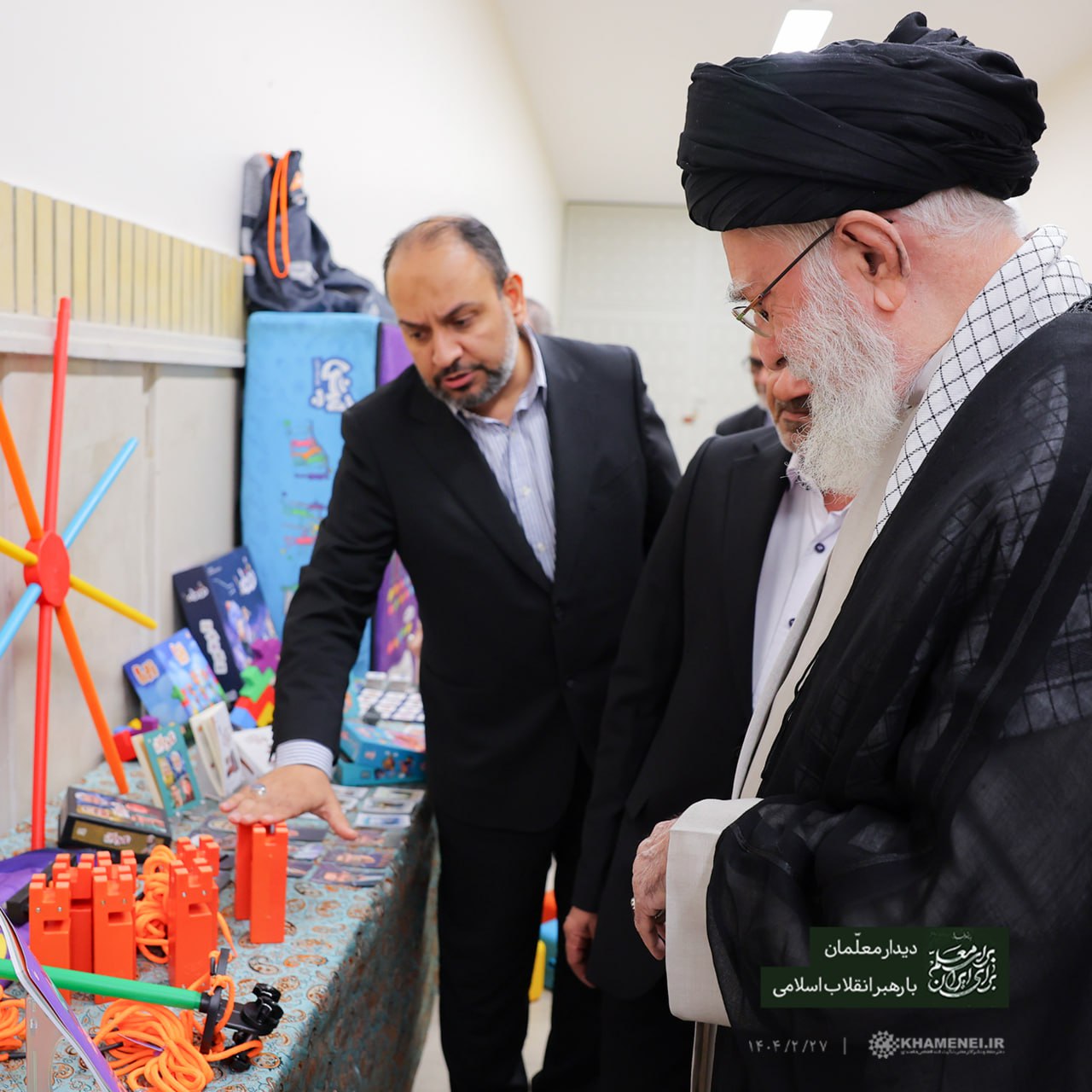 عکس/ بازدید رهبر انقلاب از نمایشگاه «همه با هم برای ایران برای مدرسه»