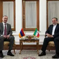 دیدار دبیر شورای امنیت ملی ارمنستان با عراقچی