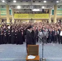 شعار «حیدر حیدر» معلمان هنگام ورود رهبر انقلاب به حسینیه امام خمینی(ره)