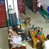 لحظه انفجار مخزن تحت فشار آب در یک خانه 