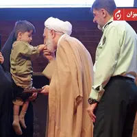 عکس/ بوسه رئیس قوه قضاییه به دست فرزند شهید مدافع امنیت
