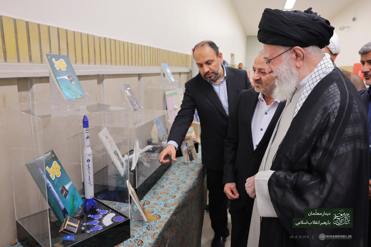 عکس/ بازدید رهبر انقلاب از نمایشگاه «همه با هم برای ایران برای مدرسه»