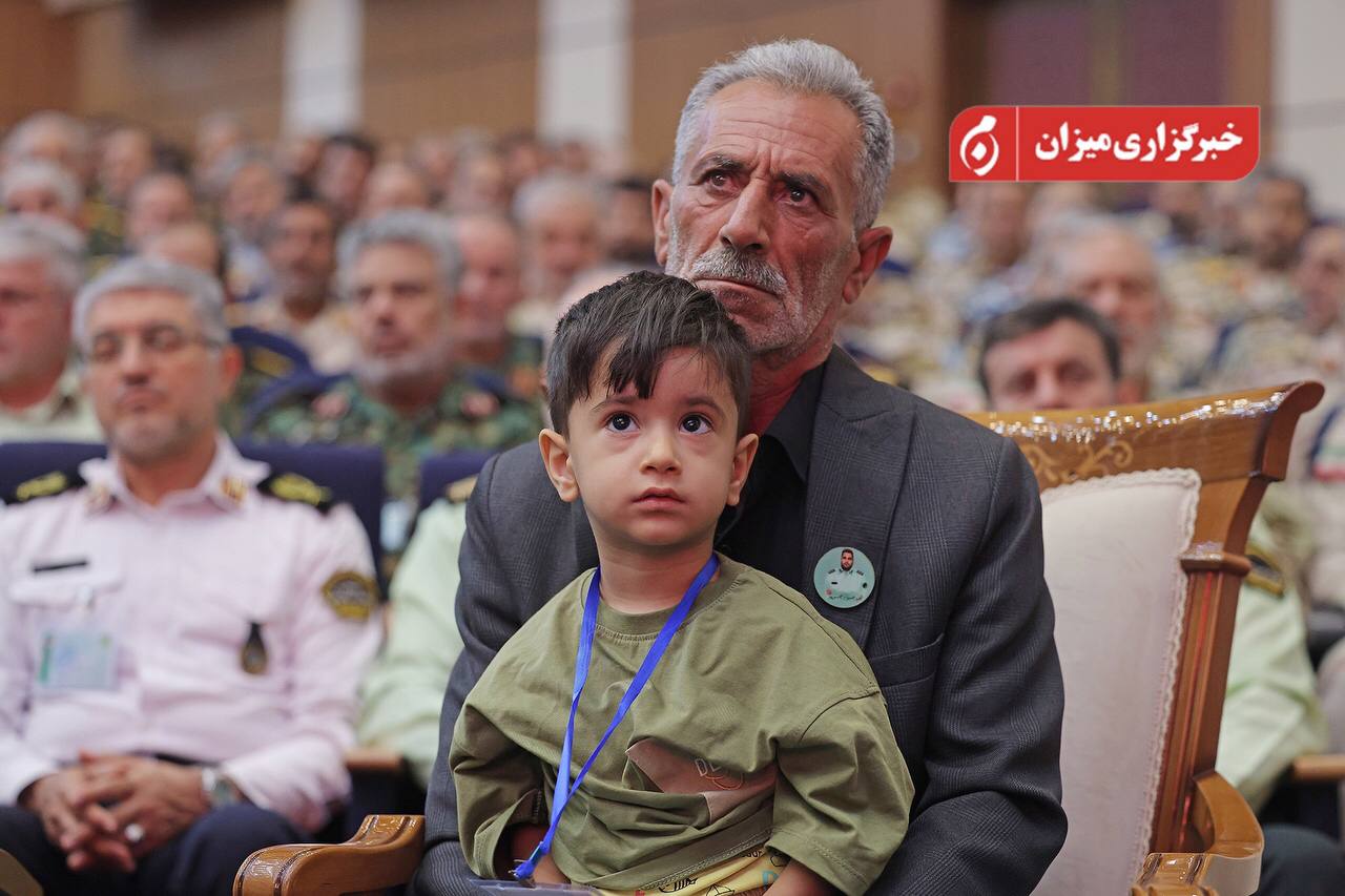 عکس/ بوسه رئیس قوه قضاییه به دست فرزند شهید مدافع امنیت