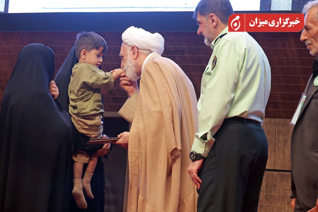 عکس/ بوسه رئیس قوه قضاییه به دست فرزند شهید مدافع امنیت