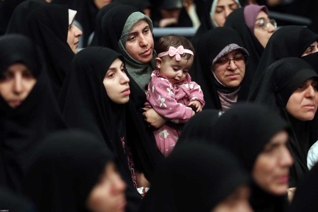عکس/ تصاویری از حاشیه‌‌های دیدار فرهنگیان با رهبر انقلاب