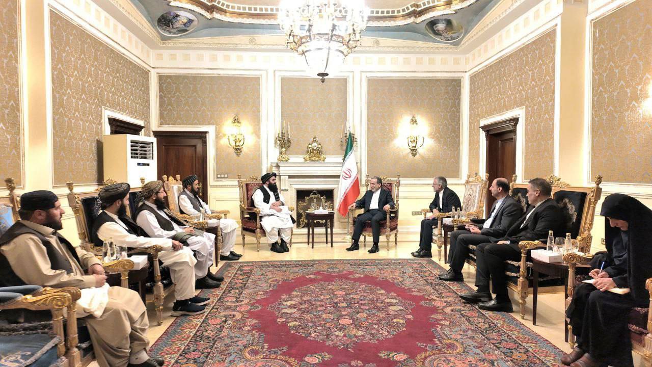 عکس/ دیدار و گفتگوی سرپرست وزارت خارجه افغانستان با عراقچی 