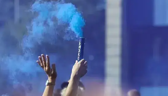 انتقام خلاقانه لیورپولیها؛ بدرقه اورتون با دود قرمز!