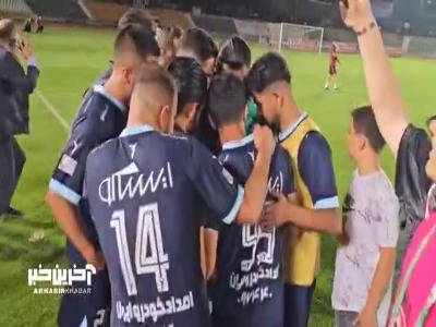 جشن کادرفنی و بازیکنان پیکان پس از اتمام بازی صنعت نفت و صعود به لیگ برتر