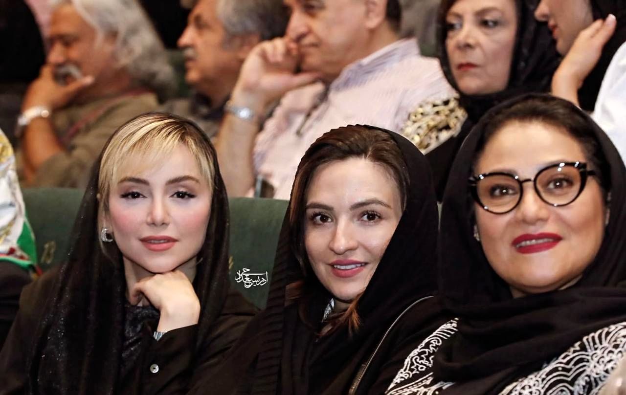 نازنین بیاتی و جمعی از هنرمندان در مراسم هجدهمین شب بازیگر