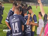 جشن کادرفنی و بازیکنان پیکان پس از اتمام بازی صنعت نفت و صعود به لیگ برتر