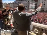 خوشحالی مولر اسطوره باواریایی‌ها با هواداران در جشن قهرمانی بایرن مونیخ