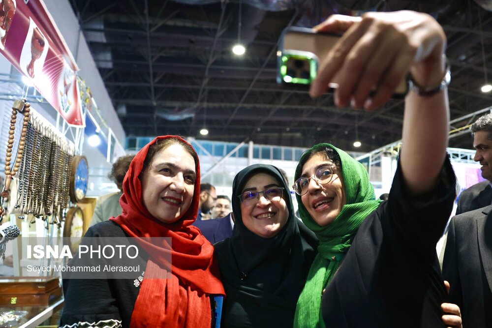 بازدید سخنگوی دولت از نمایشگاه گردشگری و صنایع دستی 