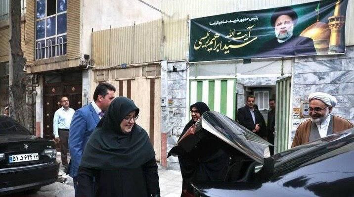 حضور سخنگوی دولت در منزل مادر شهید رئیسی   