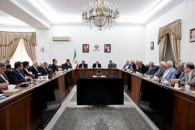 عارف: داوطلب تحریم نیستیم ولی در مقابل تحریمهای ظالمانه میایستیم