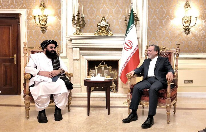 سرپرست وزارت خارجه افغانستان با عراقچی دیدار کرد