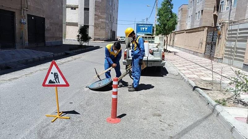 سمپاشی شبکههای فاضلاب شهری برای کنترل حشرات موذی